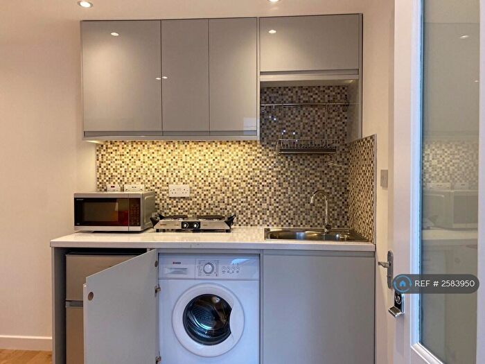 Studio To Rent In Hemingford Close, London, N12