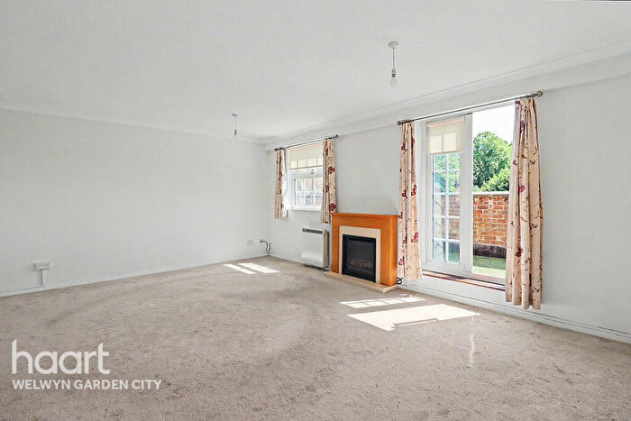 3 Bedroom Flat For Sale In Fretherne Road, Welwyn Garden City, AL8