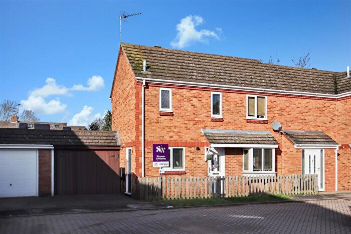 3 Bedroom Semi-Detached House For Sale In Bradfield Close, Rushden, NN10