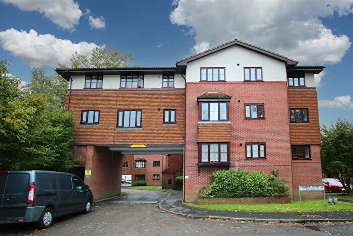2 Bedroom Flat For Sale In Fishers Court, Horsham, RH12