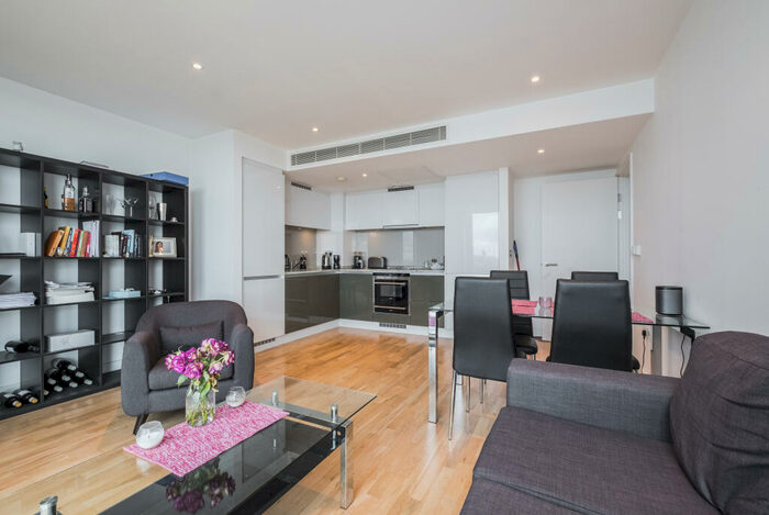 1 Bedroom Apartment To Rent In The Landmark, Canary Wharf, E14