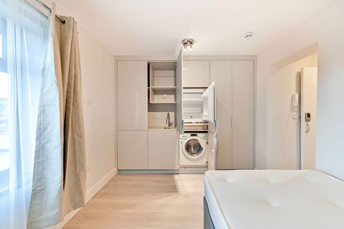 Studio To Rent In Hounslow Avenue, Hounslow, TW3