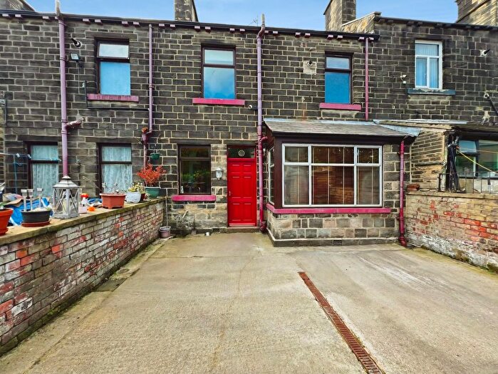 3 Bedroom Terraced House For Sale In Elmwood Place, Bradford, BD2