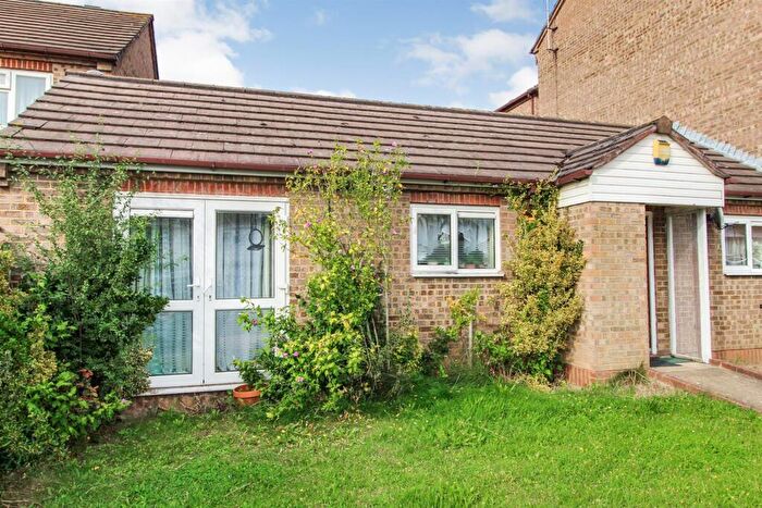 1 Bedroom Semi-Detached Bungalow For Sale In Pennine Road, Slough, SL2