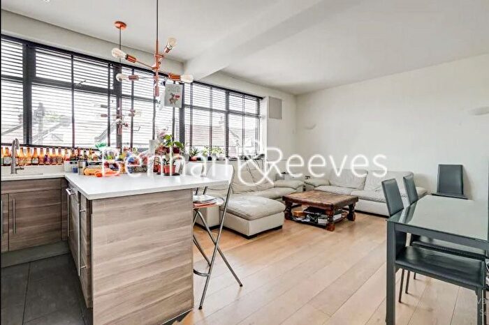 4 Bedroom Flat To Rent In Villiers Road, Willesden, NW2