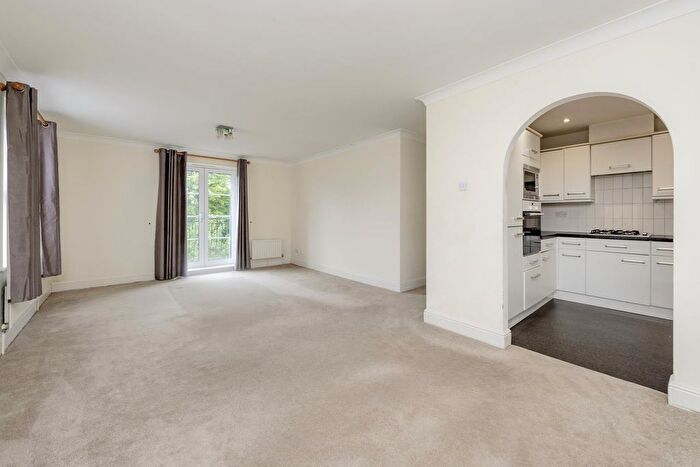 2 Bedroom Flat For Sale In Devonshire House, Woodside Park, London, N12