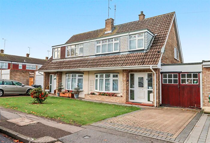 3 Bedroom Semi-Detached House For Sale In Hyde Way, Wickford, SS12