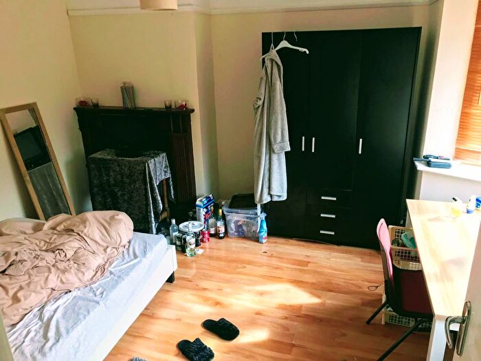 4 Bedroom Semi-Detached House To Rent In Beech Grove, Guildford, GU2