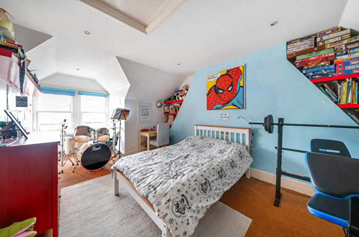 6 Bedroom Terraced House For Sale In Salisbury Road, Barnet, EN5