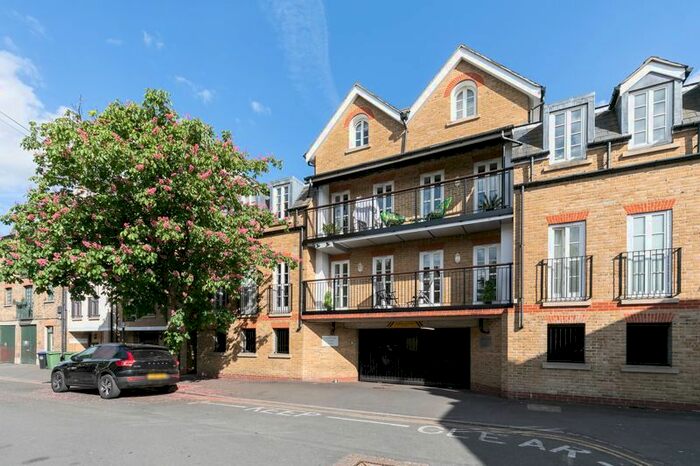 2 Bedroom Flat To Rent In Feltham Avenue, East Molesey, KT8