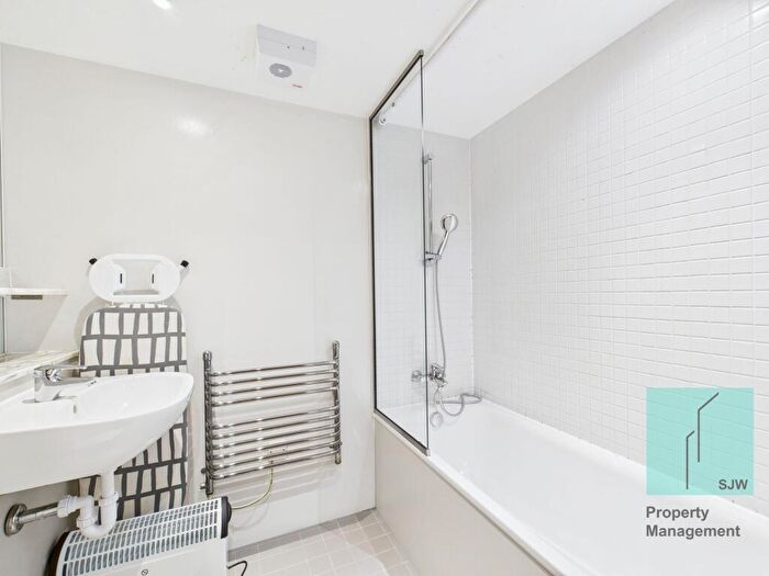 3 Bedroom Apartment To Rent In Deals Gateway, Dakota Building, SE13