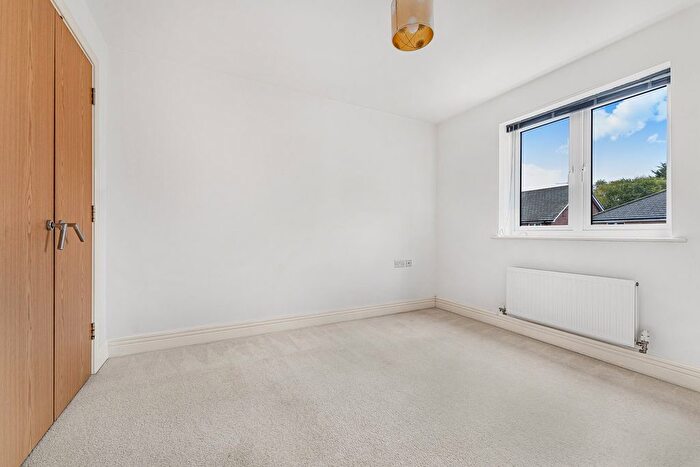 1 Bedroom Flat To Rent In Bowes Road, Staines, TW18