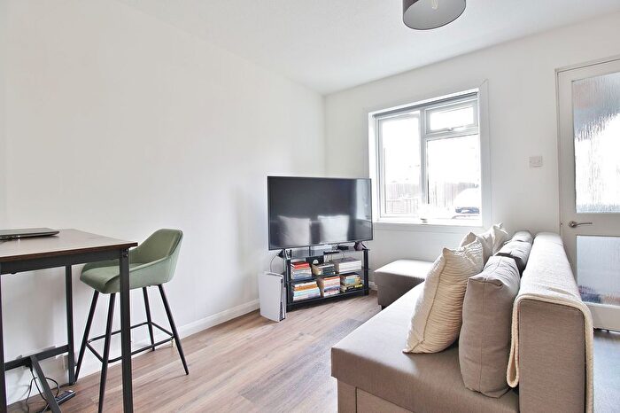 1 Bedroom End Of Terrace House To Rent In Heather Close, Isleworth, TW7