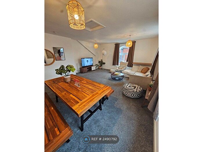 2 Bedroom Flat To Rent In Market Avenue, Ashton-Under-Lyne, OL6