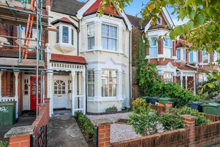 3 Bedroom Flat To Rent In Heybridge Avenue, Streatham Common, London, SW16