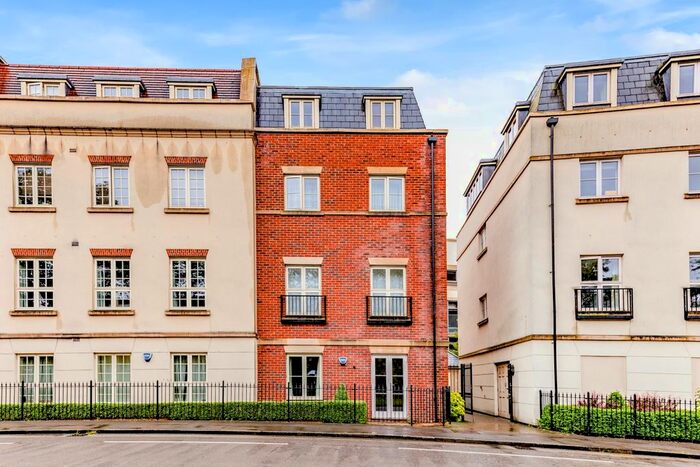 2 Bedroom Flat To Rent In Woodford Way, Witney, OX28