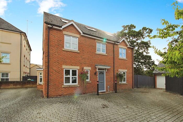 6 Bedroom Detached House For Sale In Estella Close, Swindon, SN25