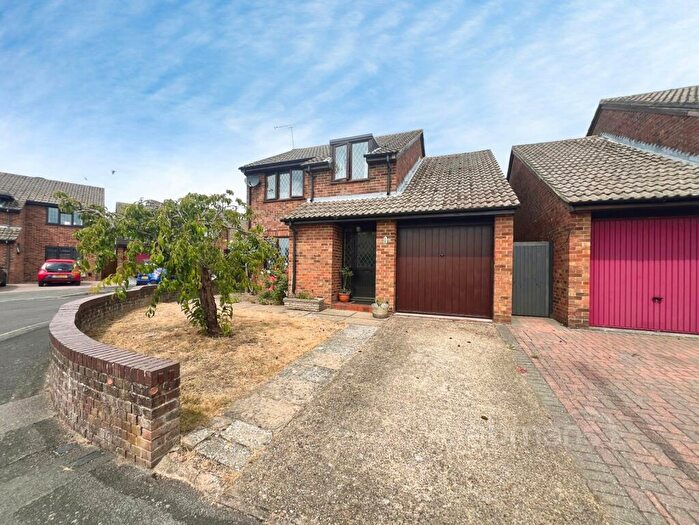 4 Bedroom Detached House For Sale In Kiln Way, Aldershot, Hampshire, GU11