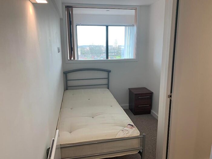 2 Bedroom Duplex To Rent In Spinners Way, Manchester, Greater Manchester, [aVE], M15