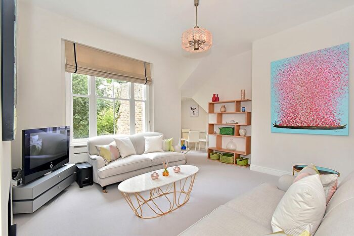 1 Bedroom Flat To Rent In Blenheim Crescent, Kensington And Chelsea, London, W11