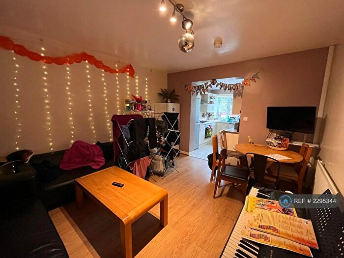 5 Bedroom Semi-Detached House To Rent In Newport View, Leeds, LS6