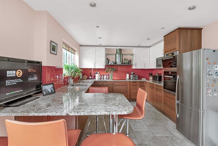 5 Bedroom Detached House For Sale In Lime Avenue, Blackmore End, AL4