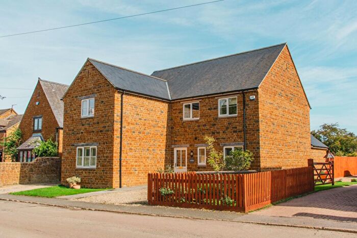 4 Bedroom Detached House For Sale In Spring Lane, Little Bourton, OX17