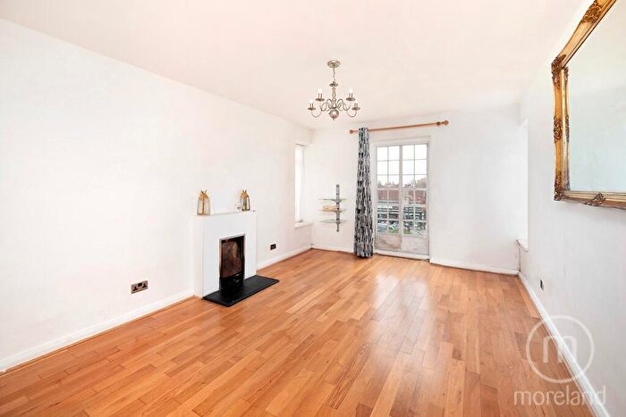 2 Bedroom Apartment For Sale In The Pantiles, Finchley Road, Temple Fortune, NW11