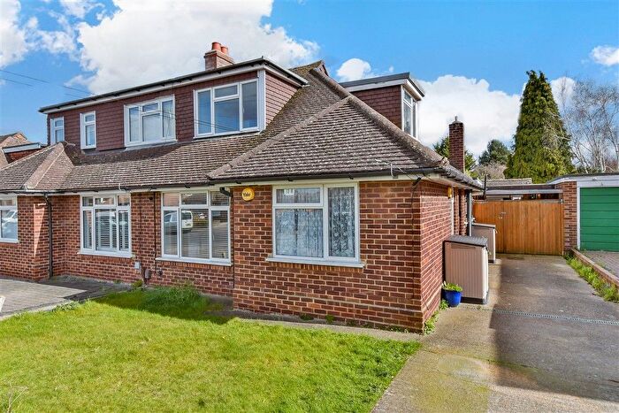 4 Bedroom Chalet For Sale In Roseleigh Road, Sittingbourne, Kent, ME10