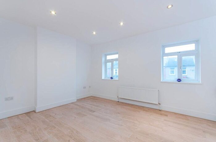 1 Bedroom Flat To Rent In South Lane, New Malden, KT3