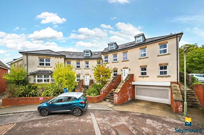 2 Bedroom Flat For Sale In Queens Road, Guildford, Surrey, GU1