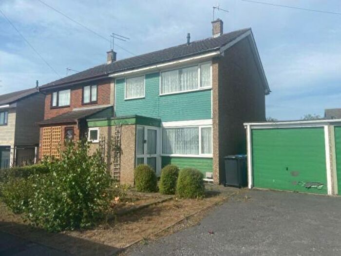 2 Bedroom House To Rent In Calver Crescent, Middlecroft, Chesterfield, S43