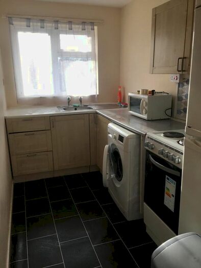 1 Bedroom Property To Rent In Elmton Close, Leeds, LS10