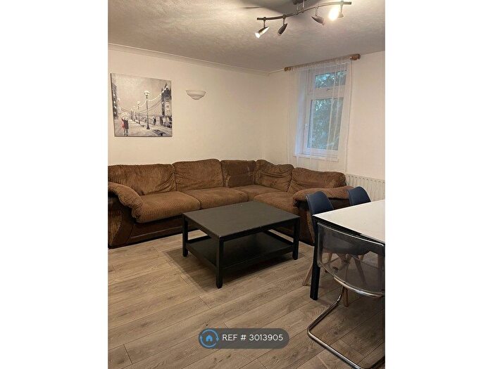 3 Bedroom Flat To Rent In Manchester Road, London, E14