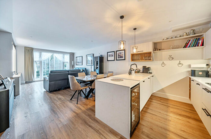 2 Bedroom Flat For Sale In Jubilee Gardens, Weybridge, Surrey, KT13