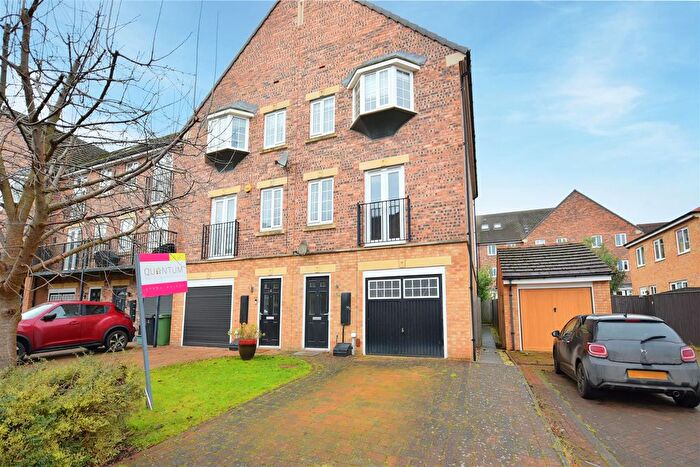 4 Bedroom Town House To Rent In Chancellor Grove, Dringhouses, York, YO24