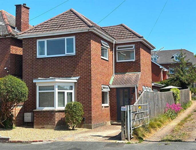 4 Bedroom Detached House For Sale In Adelaide Grove, East Cowes, PO32