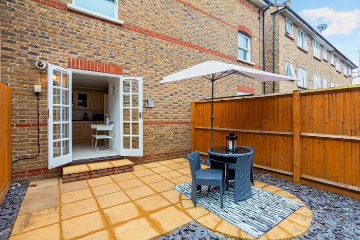 2 Bedroom Flat To Rent In St. Leonards Avenue, Windsor, SL4