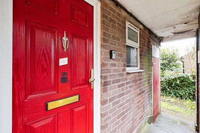 1 Bedroom Flat For Sale In Cotswold Avenue, Bushey, WD23