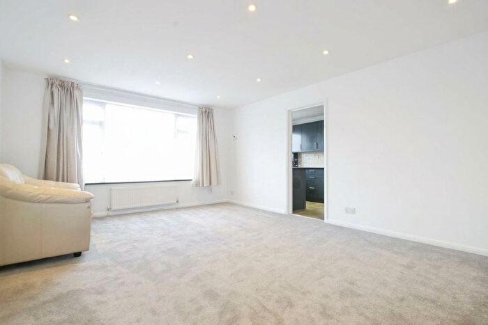 Studio To Rent In High Road, Thatcham Court High Road, N20