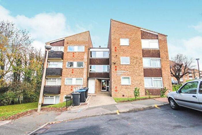 2 Bedroom Flat For Sale In Fern Drive, Hemel Hempstead, HP3