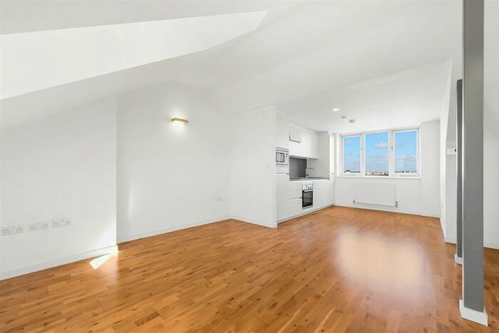 2 Bedroom Flat To Rent In Clapham Common North Side, London, SW4
