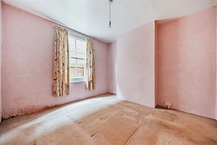 1 Bedroom Flat For Sale In Ellerton Road, Surbiton, KT6