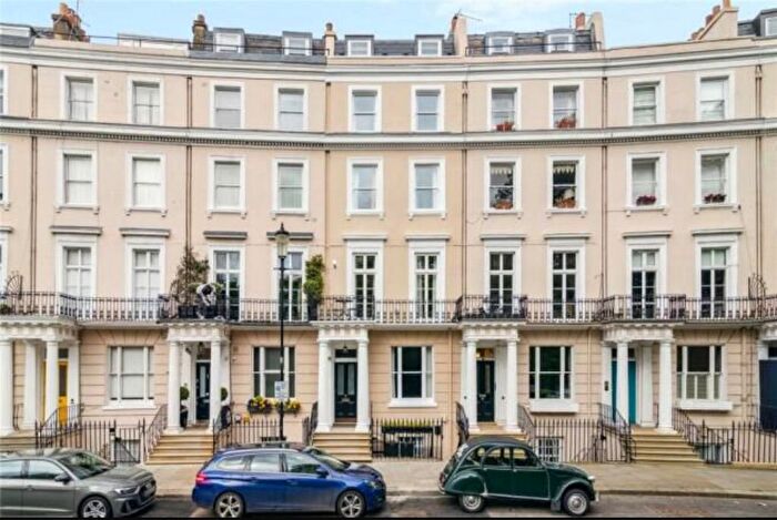 2 Bedroom Flat To Rent In Royal Crescent, London, W11