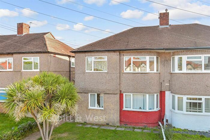 2 Bedroom Maisonette For Sale In Wrythe Lane, Carshalton, Surrey, SM5