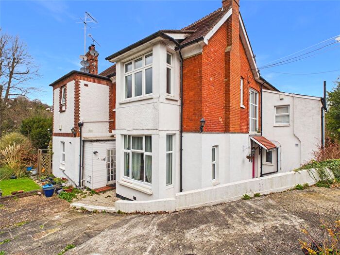 2 Bedroom Flat To Rent In Croydon Road, Caterham, Surrey, CR3