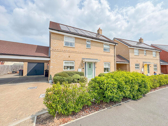 3 Bedroom Detached House For Sale In Elizabeth Gardens, Rochford, SS4