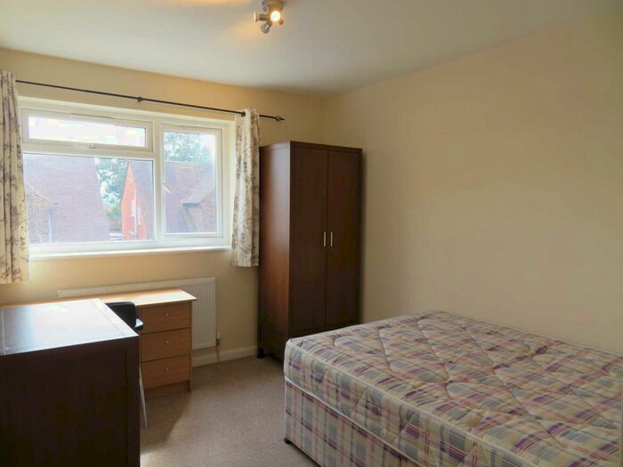 6 Bedroom Semi-Detached House To Rent In Beckingham Road, Guildford, GU2