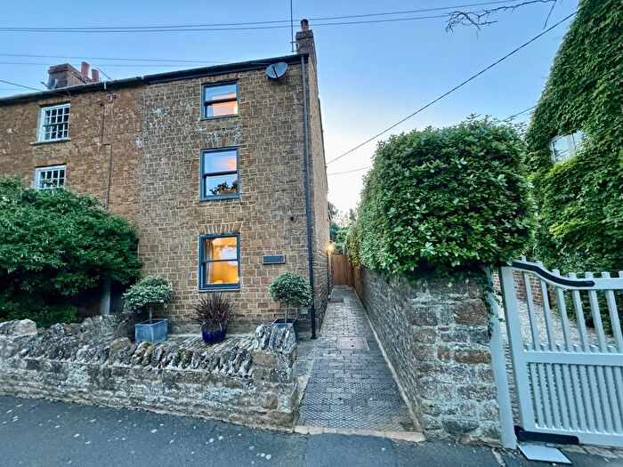 3 Bedroom Detached House For Sale In Castle Street, Deddington, OX15