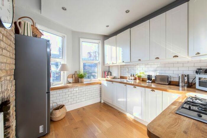 2 Bedroom Flat To Rent In Barcombe Avenue, London, SW2